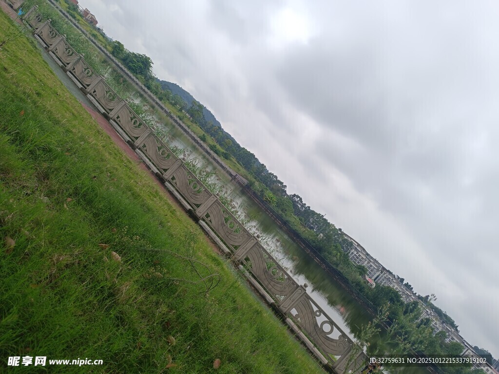 俯瞰草地与远处建筑景观
