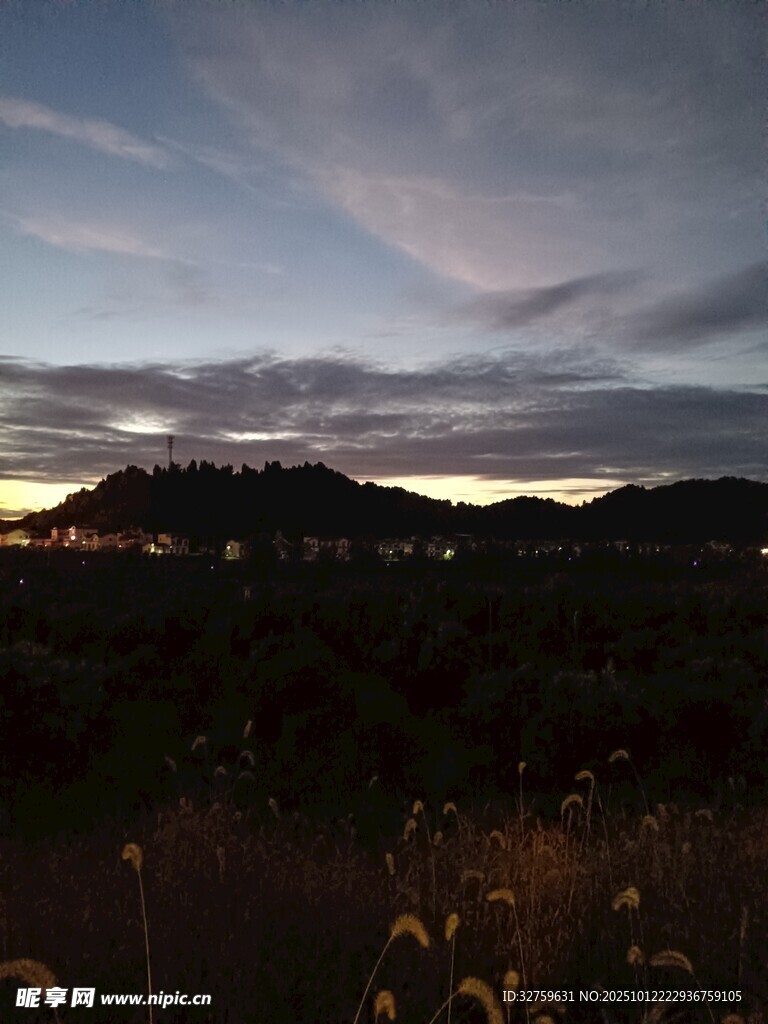 黄昏下的山峦与天际景色