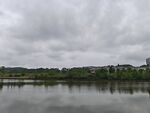 阴天湖畔风景