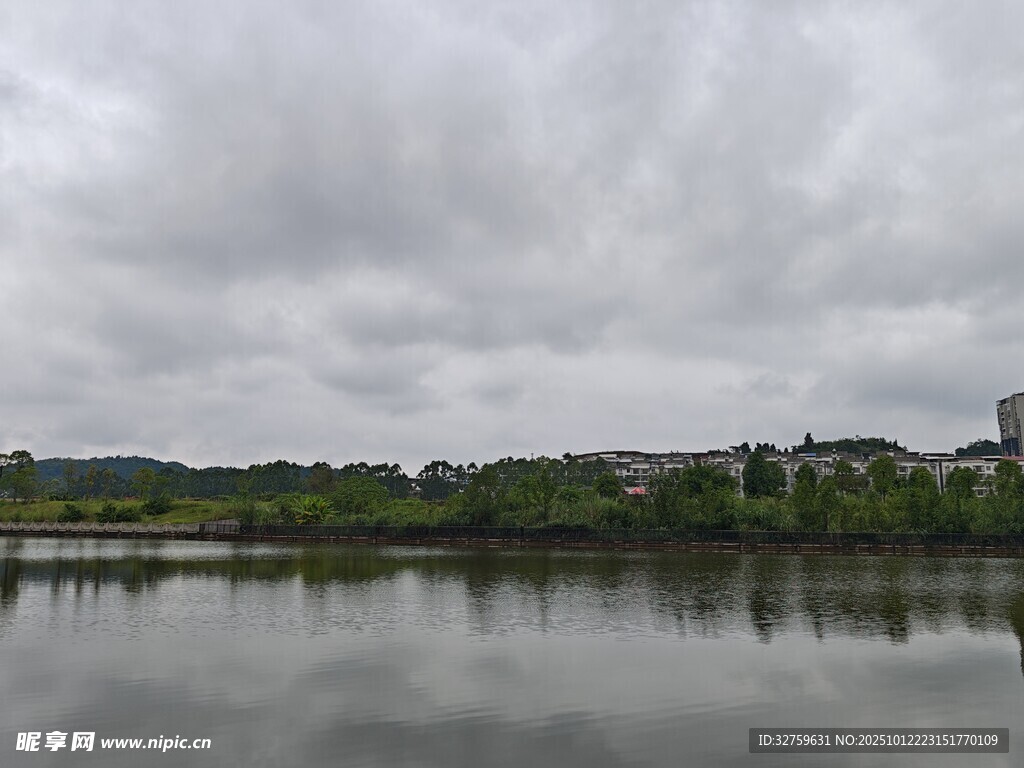 阴天湖畔风景