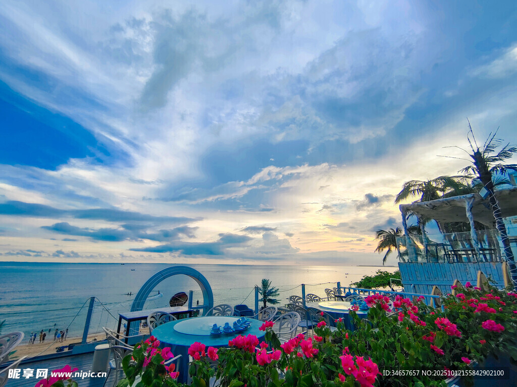 海边浪漫景致与绚烂花卉