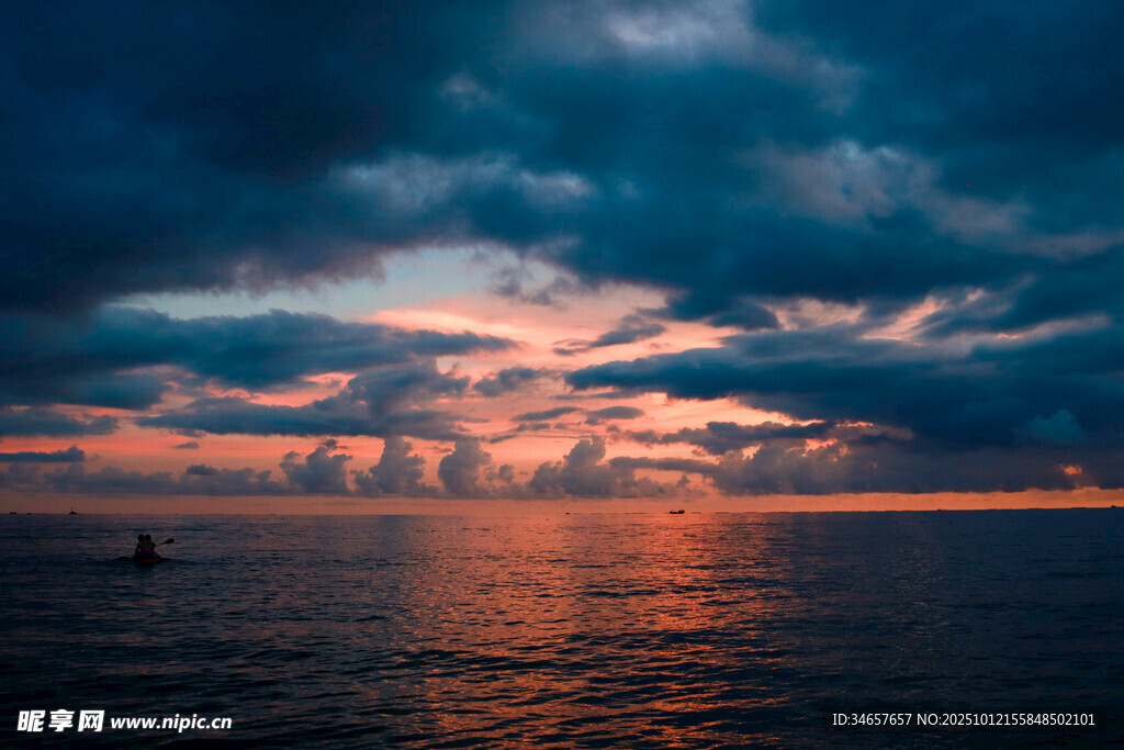 海上日落时分壮美天空景色