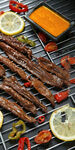烤架上的美味烤肉串
