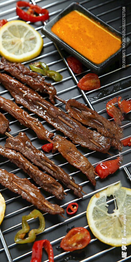烤架上的美味烤肉串