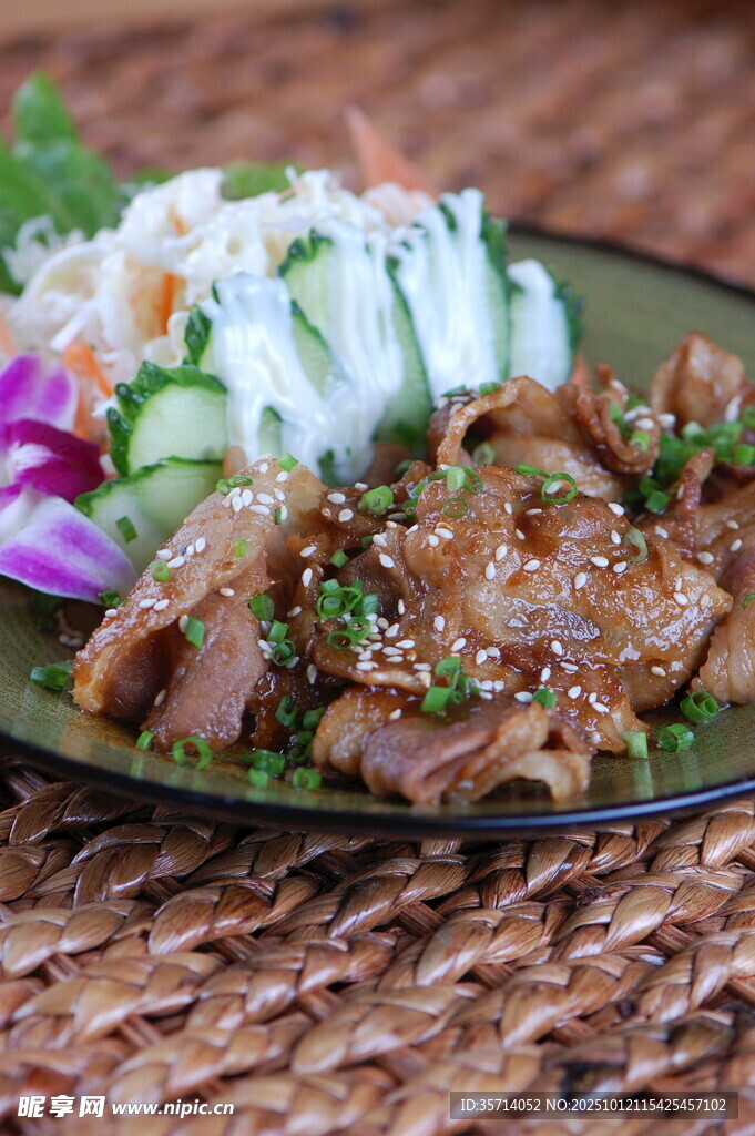 凉拌牛肉配清爽蔬菜