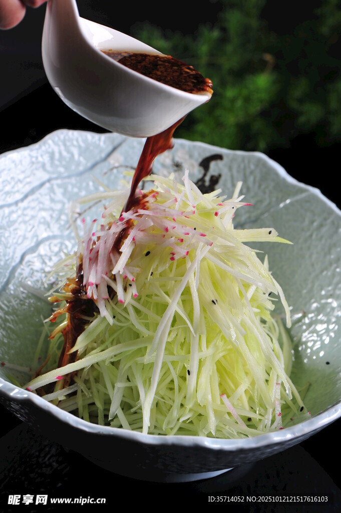 日式凉拌菜酱汁正浇淋