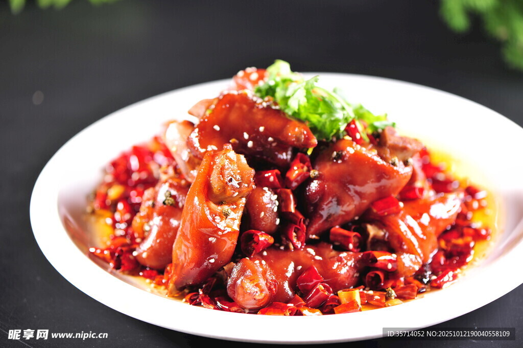 香辣可口的红烧猪蹄