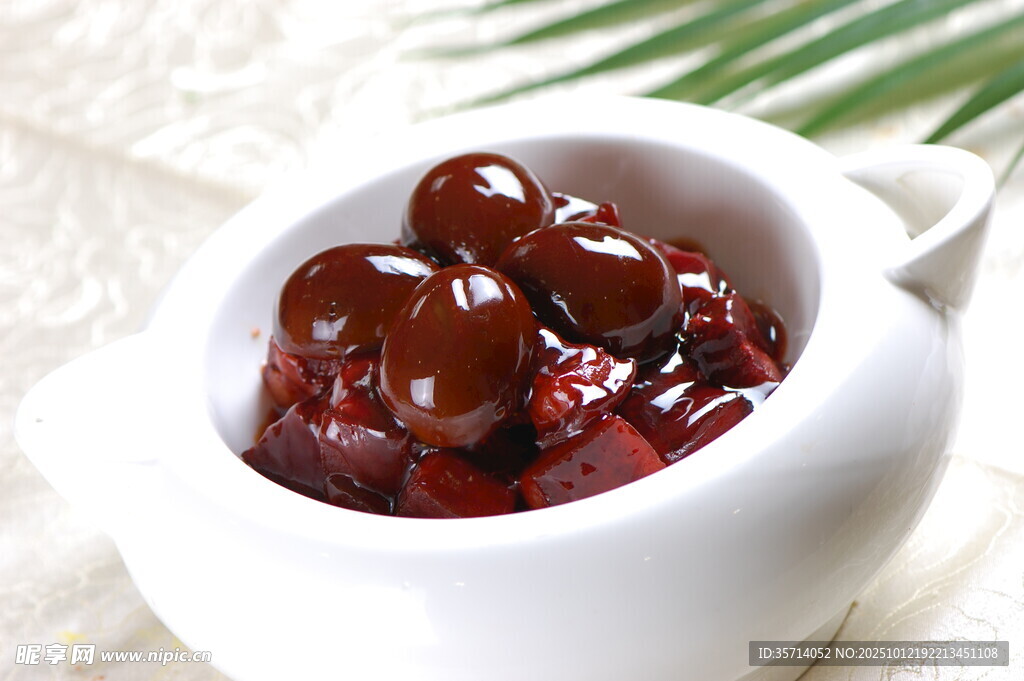 白碗中的鲜红樱桃