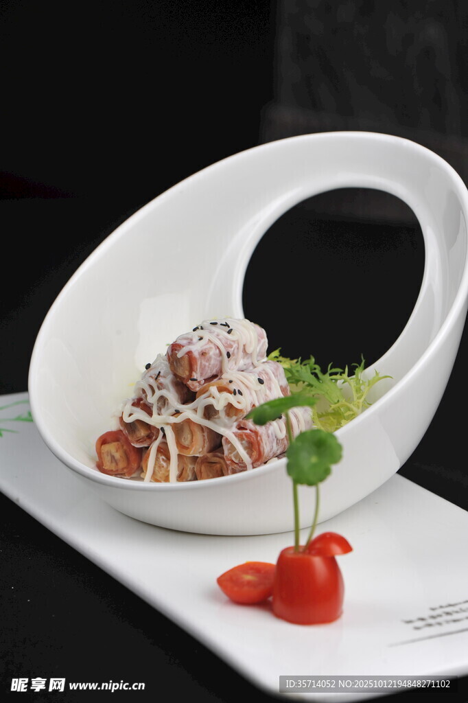 精致摆盘的美味海鲜料理