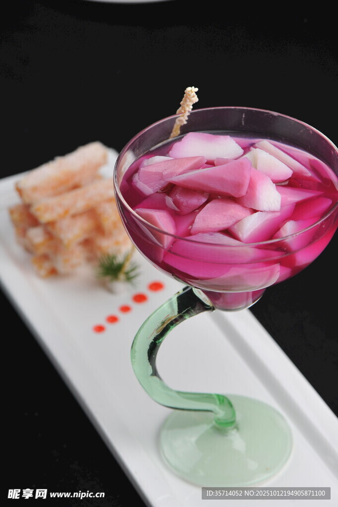 精致粉色鸡尾酒配虾小食