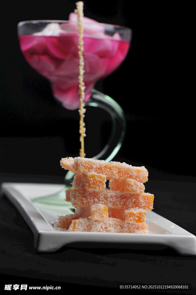 精致甜点配特色饮品