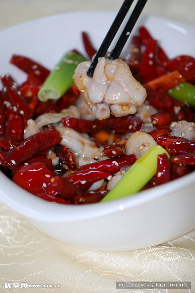 香辣可口的辣椒炒兔肉