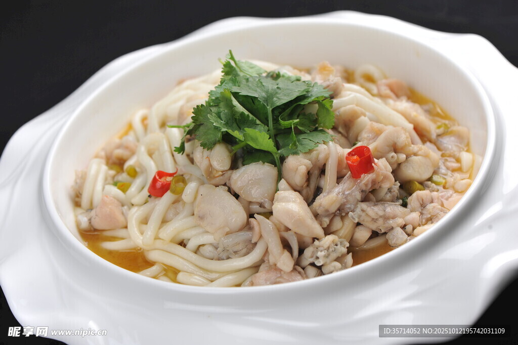 鸡汤米线配鸡肉与香菜