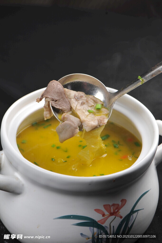 滋补鸡汤鸡肉鲜嫩诱人