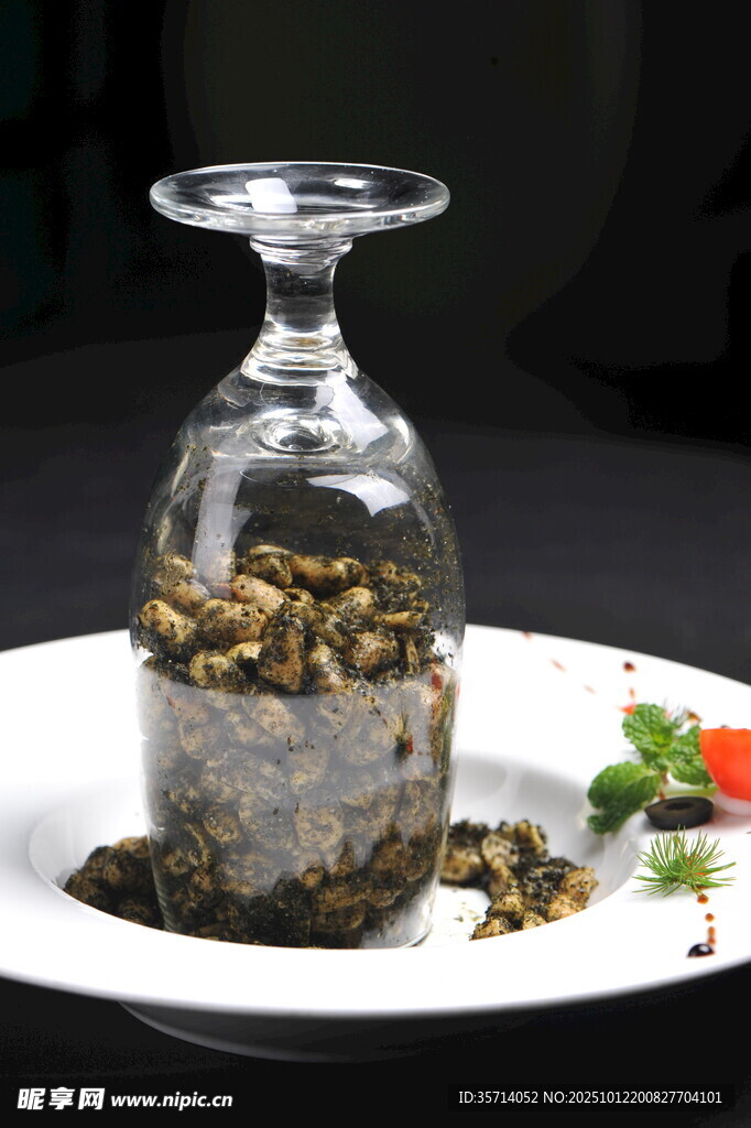 玻璃杯中盛放的特色瓜子