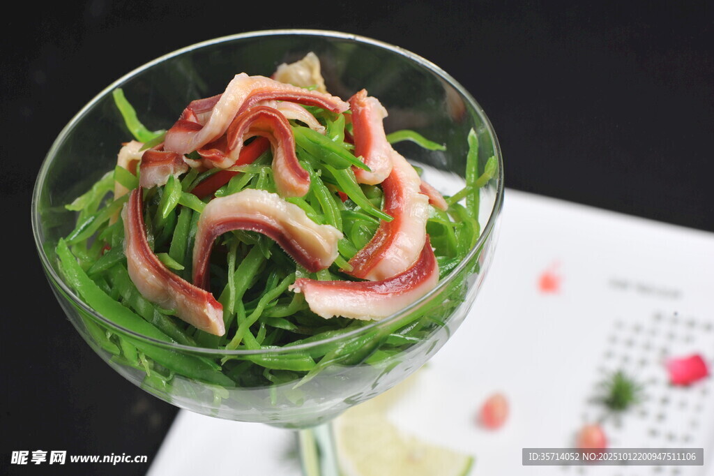玻璃杯中美味的蔬菜培根