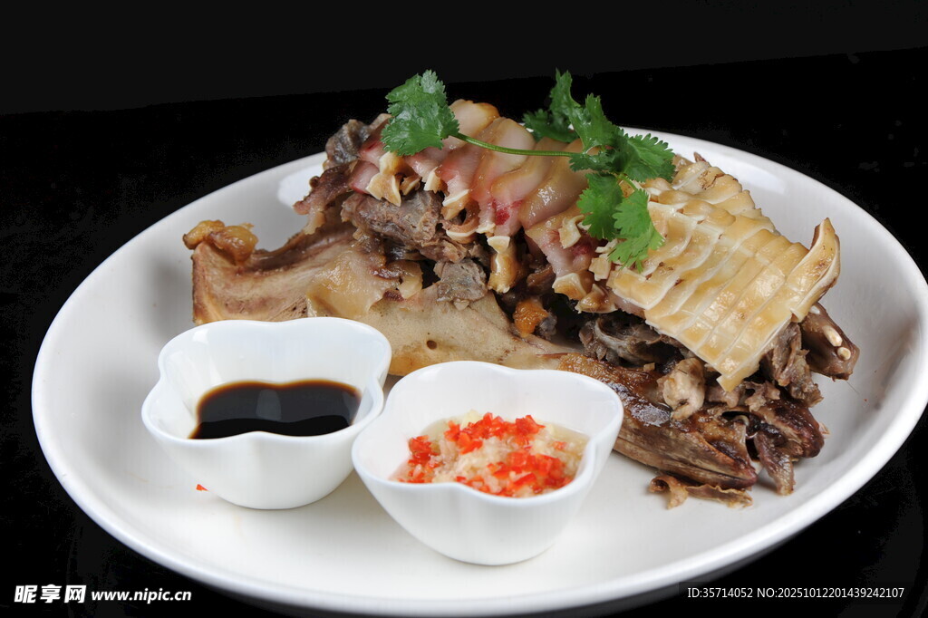 美味烤肉拼盘配特色蘸料