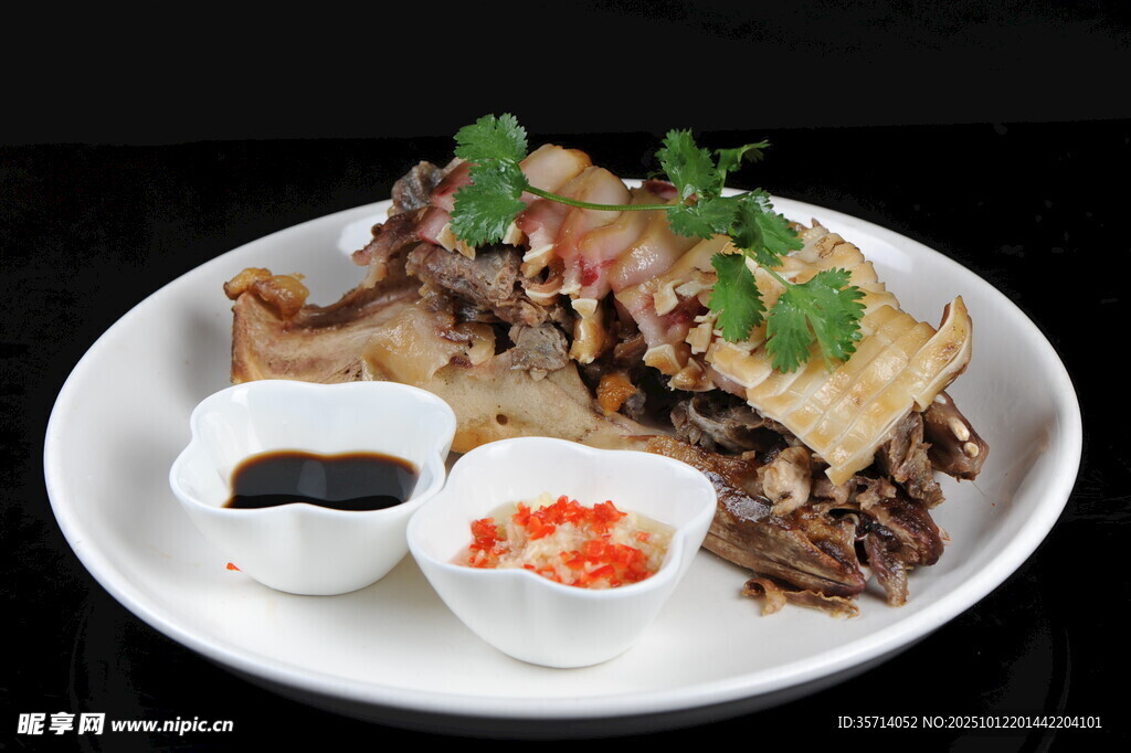 美味特色烤肉配蘸料