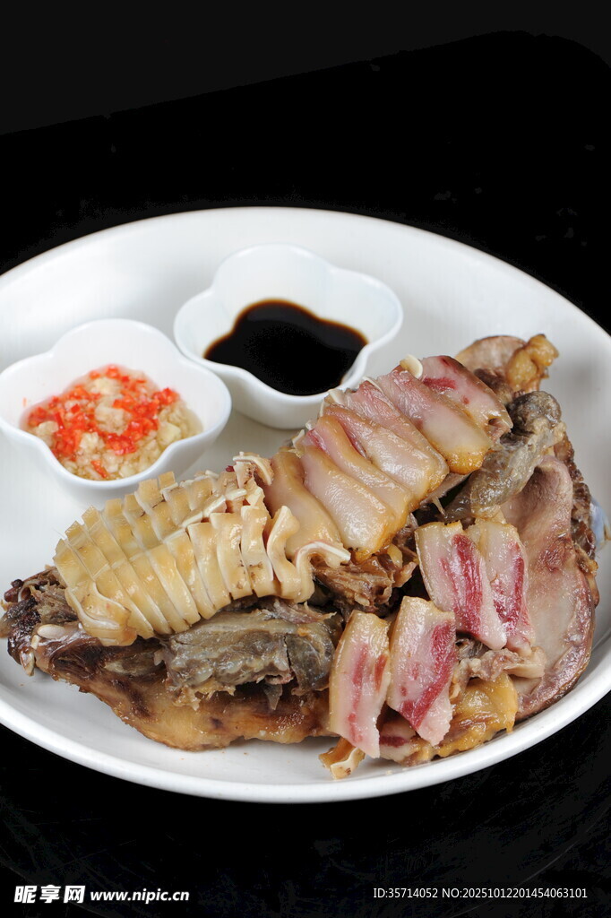 美味拼盘烤鸭配特色蘸料
