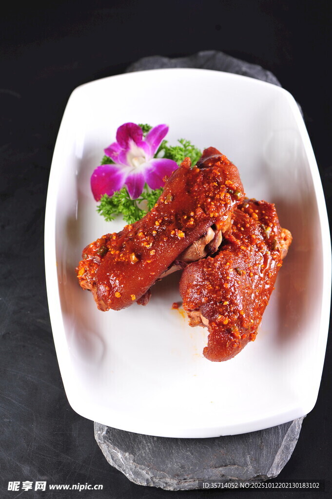 美味酱排骨摆于白盘