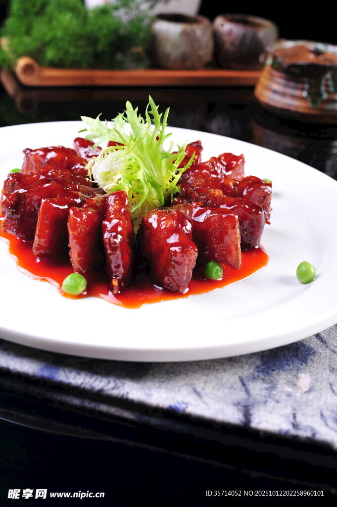 美味红烧排骨摆于盘中