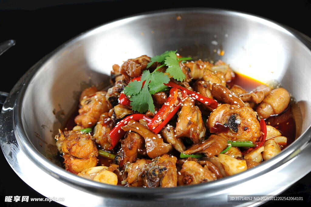 美味干锅鸡鲜香诱人
