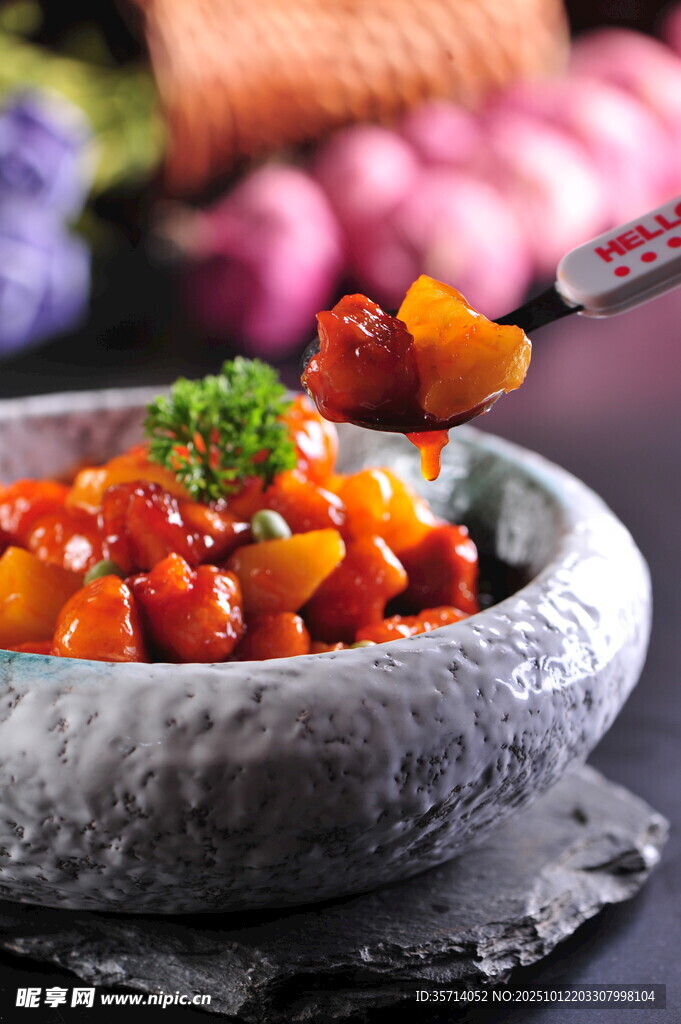 石碗装的多彩美味小炒