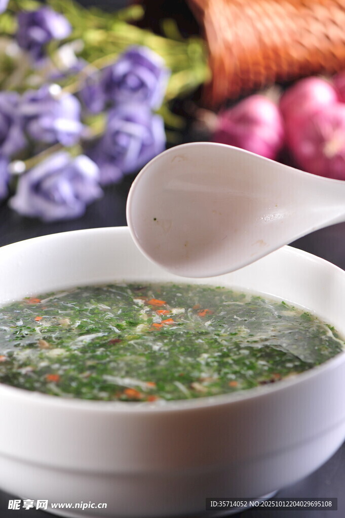 青菜热汤美味一勺舀起