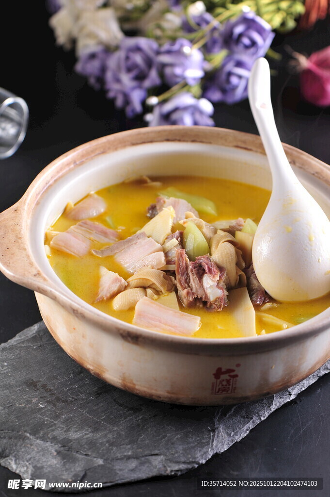 香浓火腿鸡汤砂锅美食