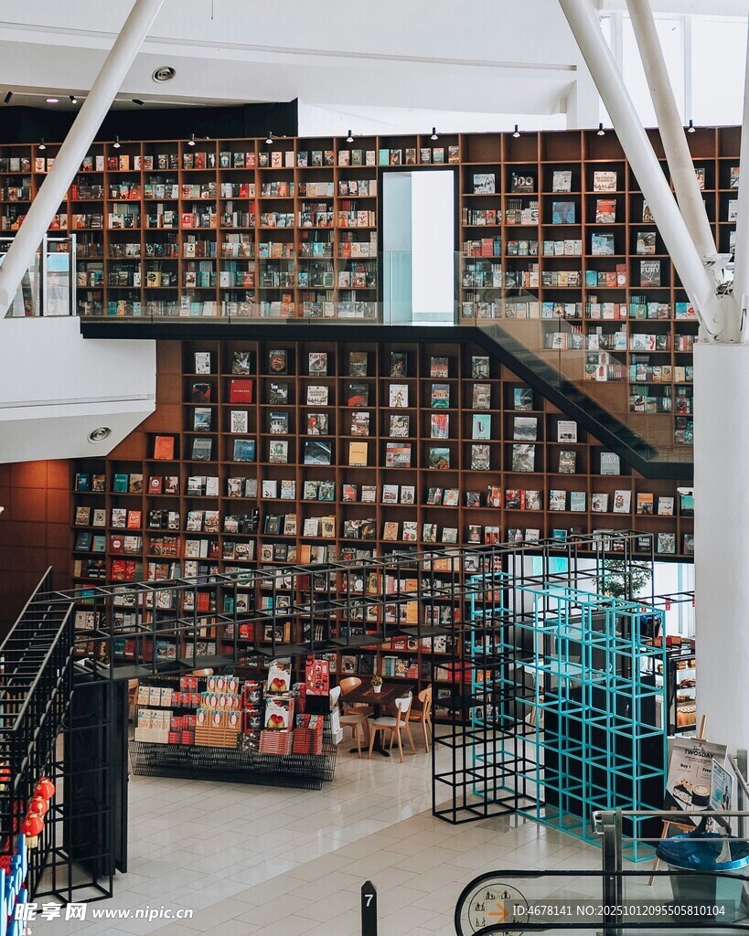 现代图书馆内景展示