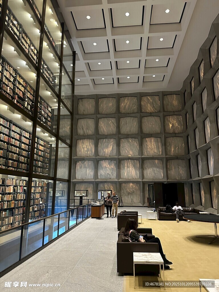 宽敞图书馆内景展示