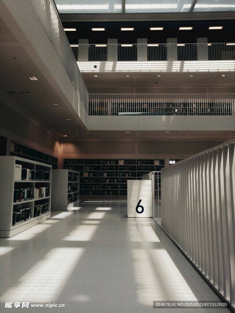 现代图书馆内的宽敞走廊