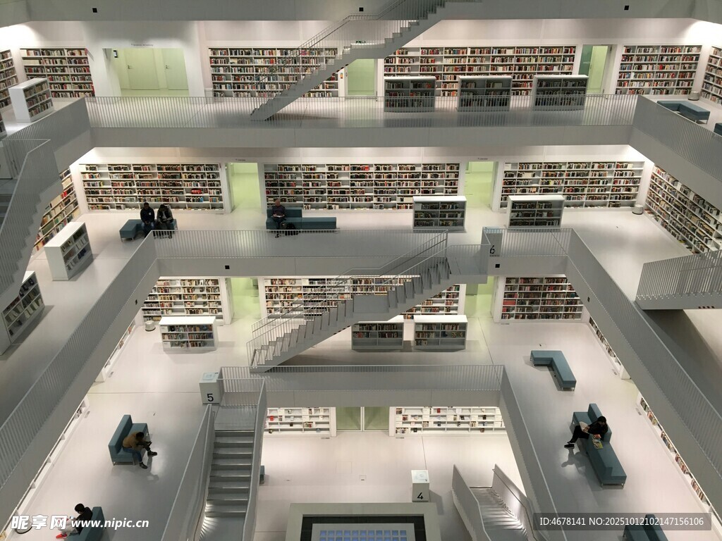 现代图书馆内部全景
