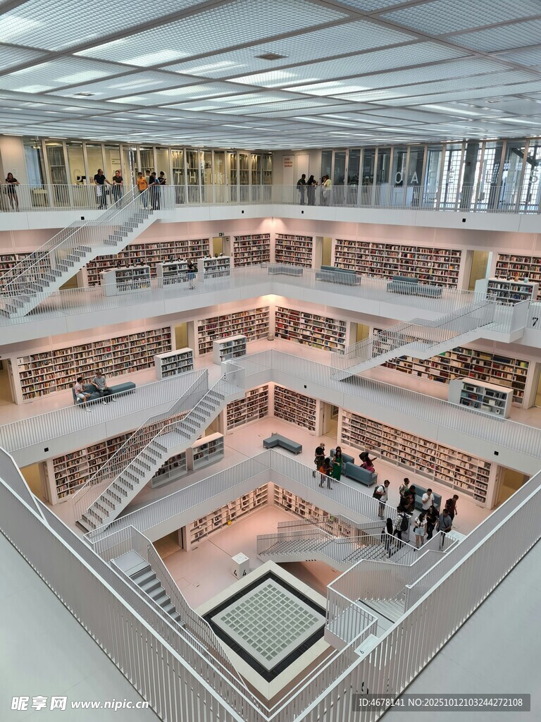 现代多层图书馆内部景观