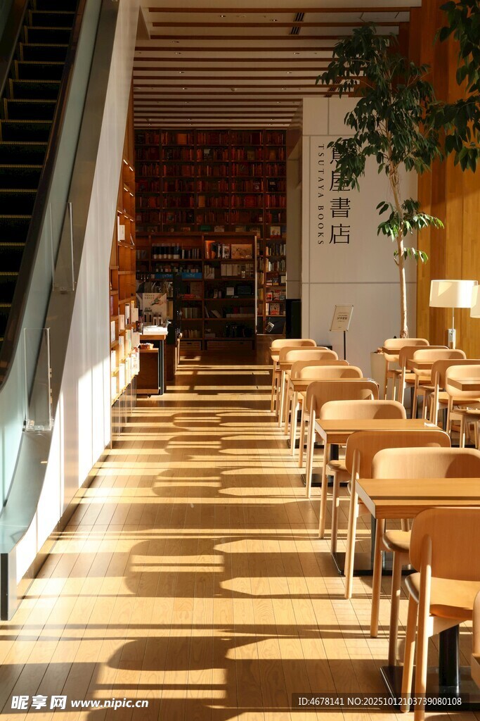 温馨木质风咖啡厅室内场景