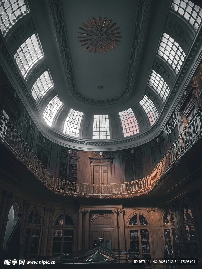 复古建筑内部穹顶景观