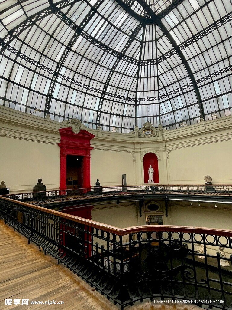华丽玻璃穹顶室内建筑景观