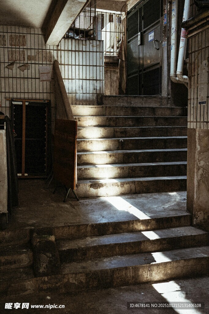 废弃建筑内的陈旧楼梯