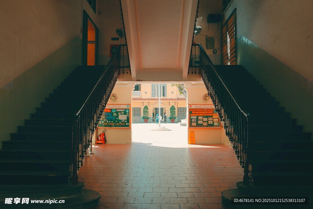 走廊楼梯间的光影景致