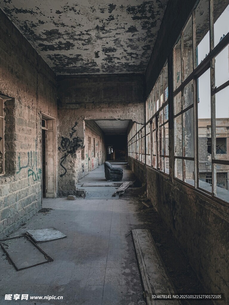 废弃工厂走廊的沧桑景象