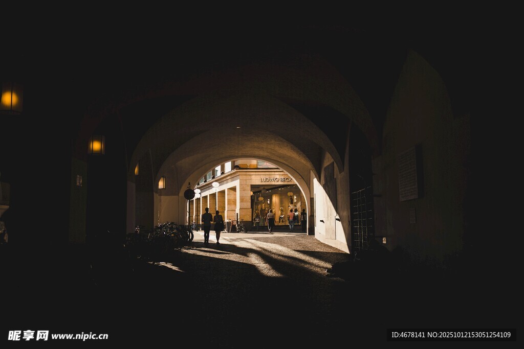 隧道中的列车景象
