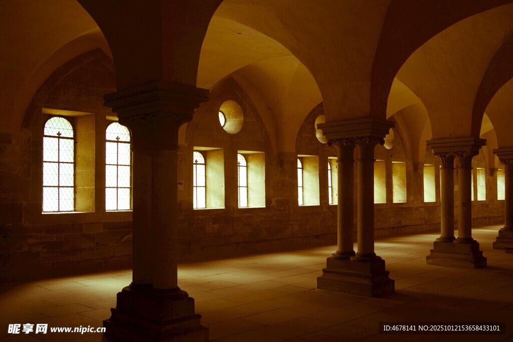 古老拱廊建筑内部空间