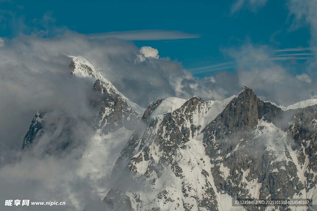 巍峨雪山云雾缭绕