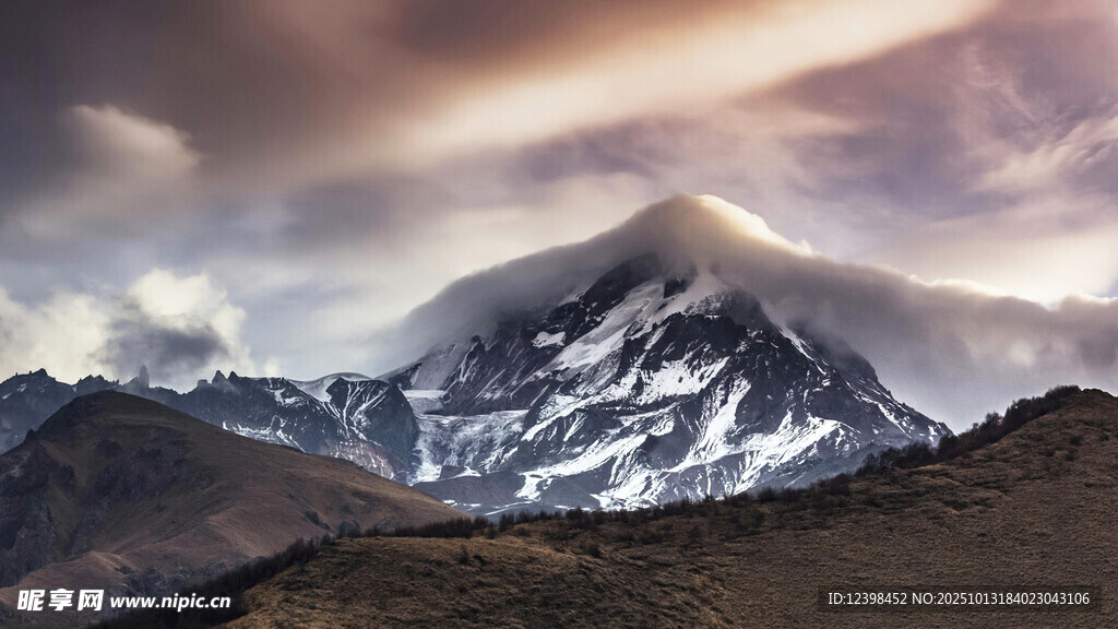 壮丽雪山云雾缭绕景观