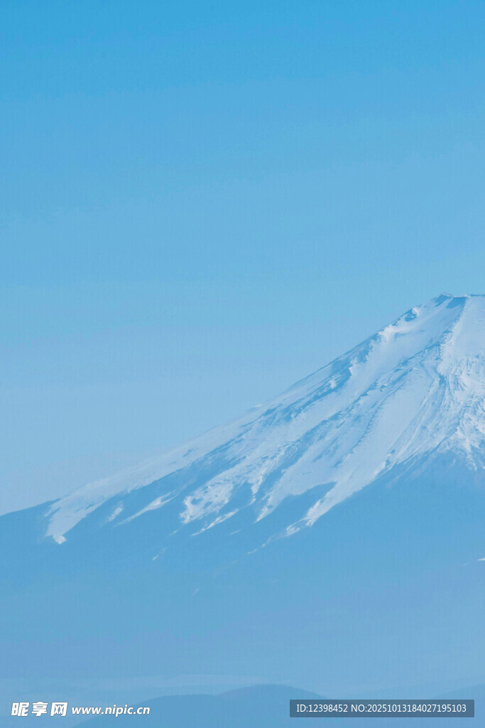 巍峨雪山映蓝天