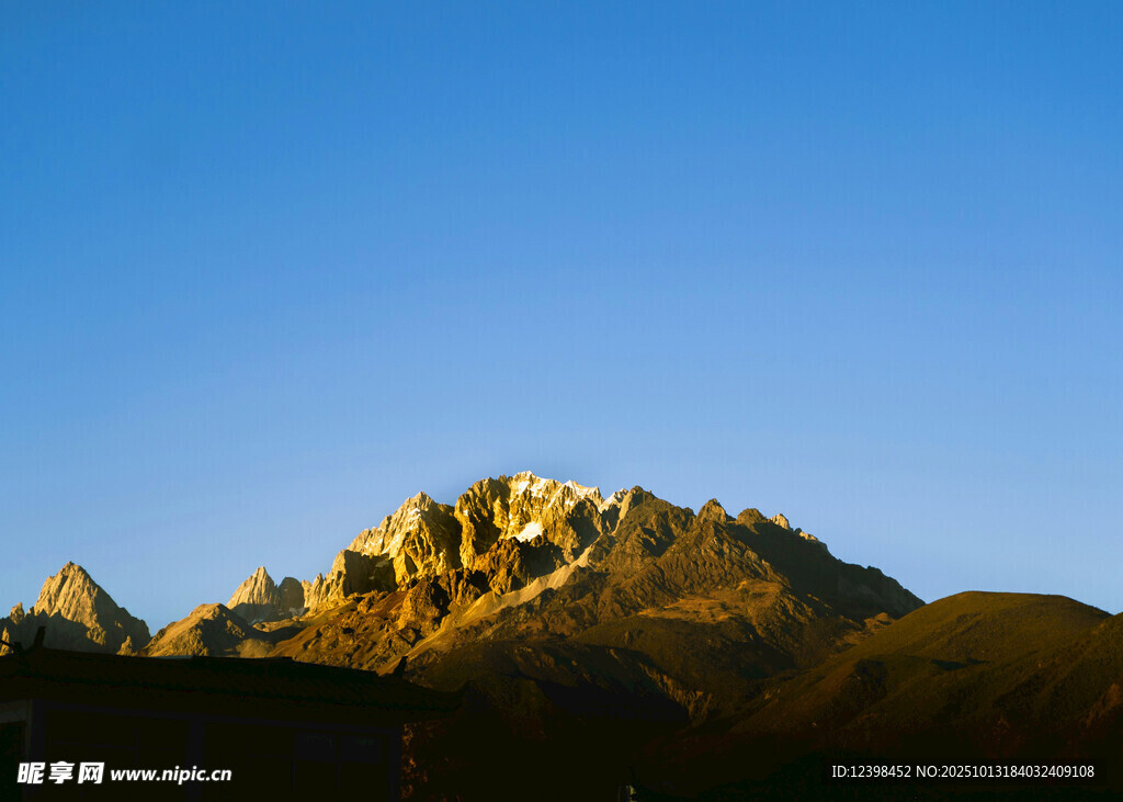 夕阳下的壮丽山峦