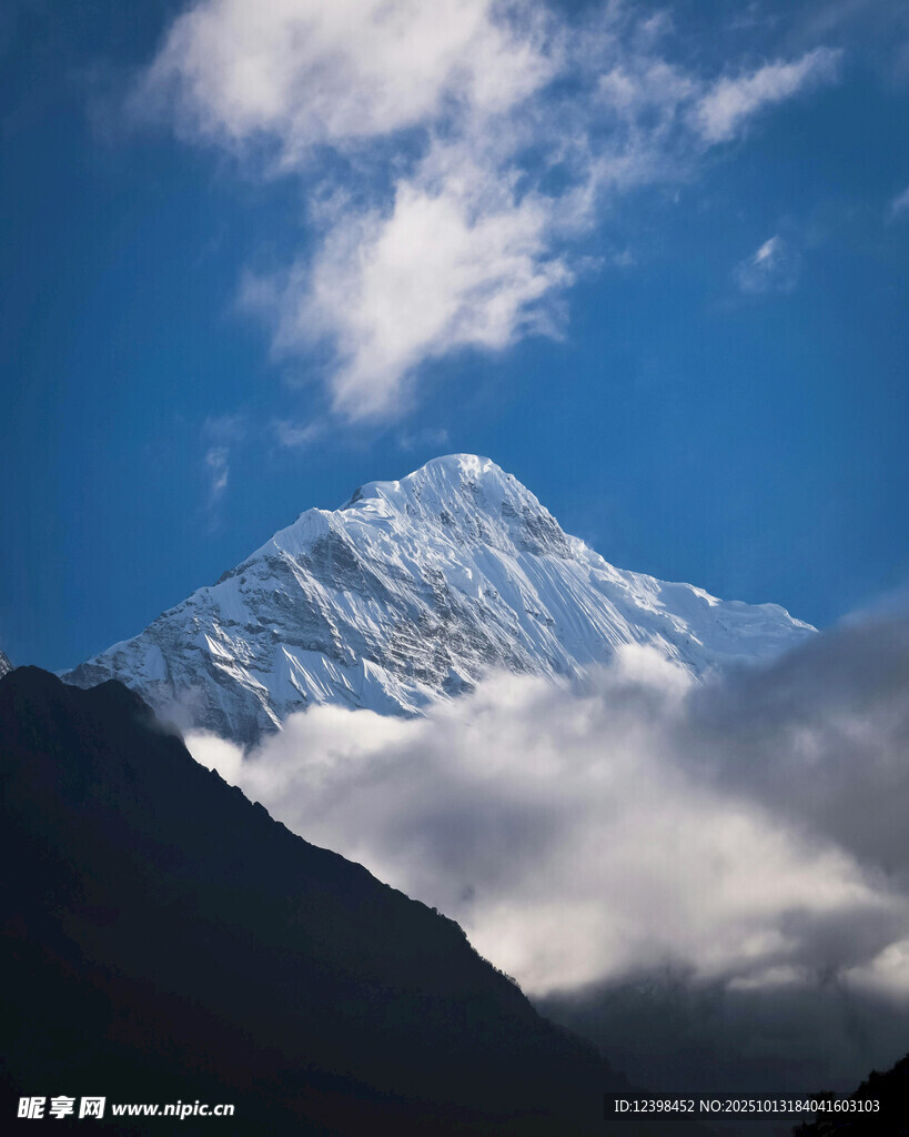巍峨雪山映蓝天