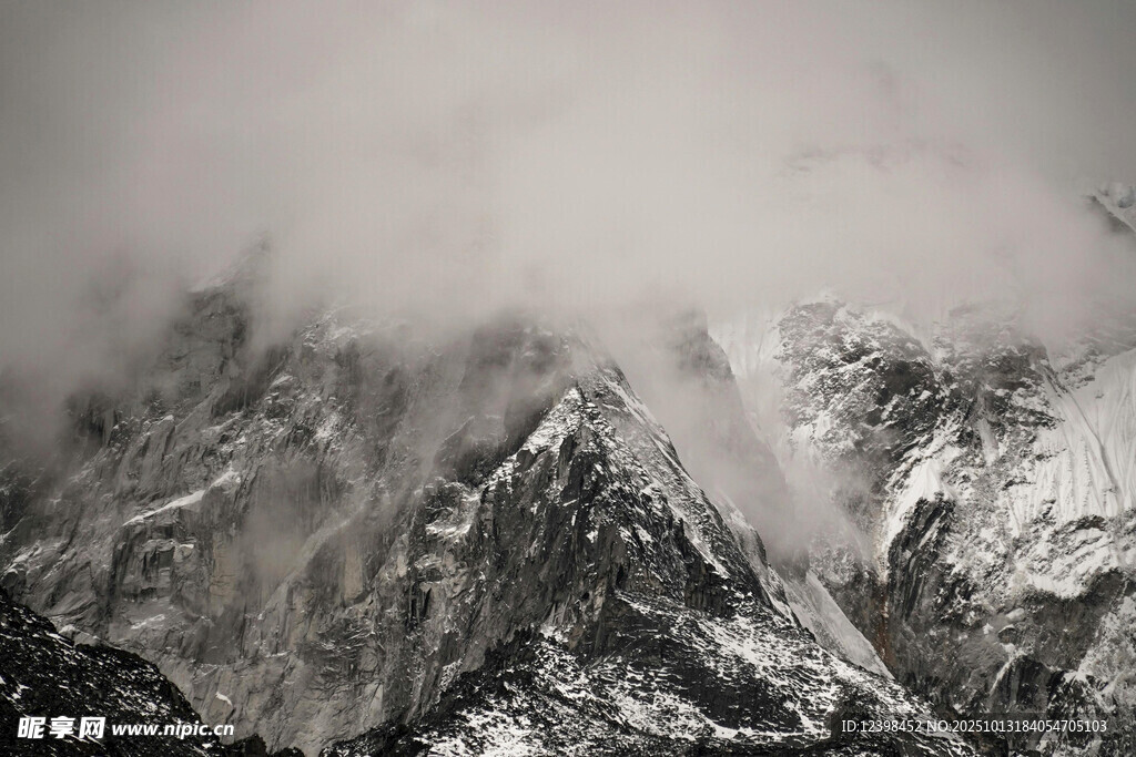 云雾缭绕的壮丽雪山