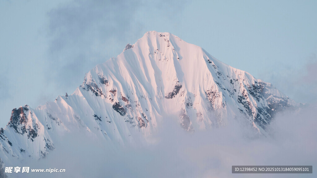 巍峨雪山云雾缭绕之景