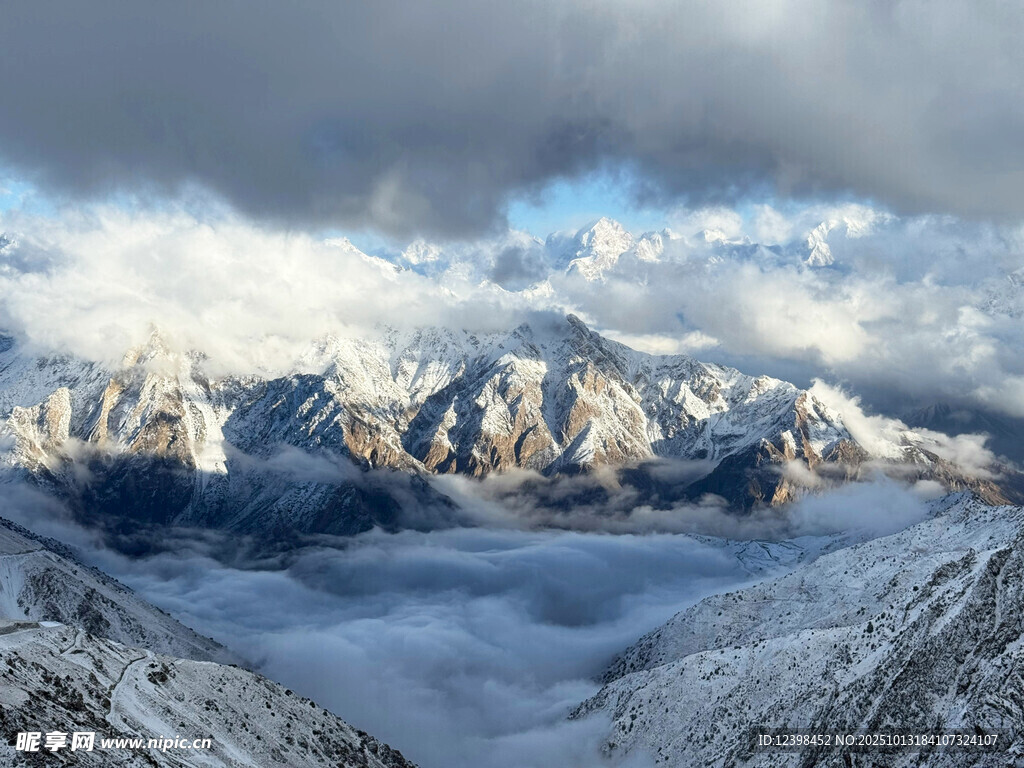 雪山云海壮丽自然景观